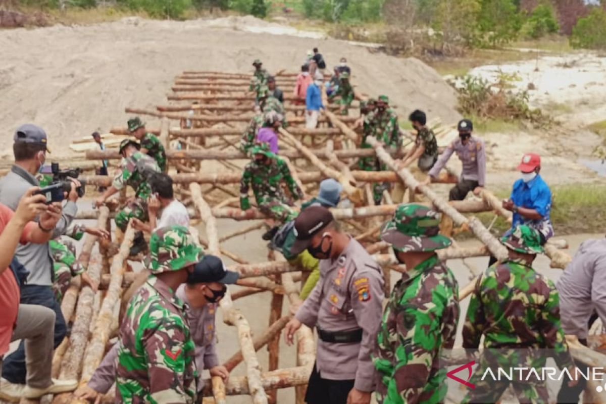 TNI Masuk Desa, Bantu Bangun Jembatan dan Jalan di Babar