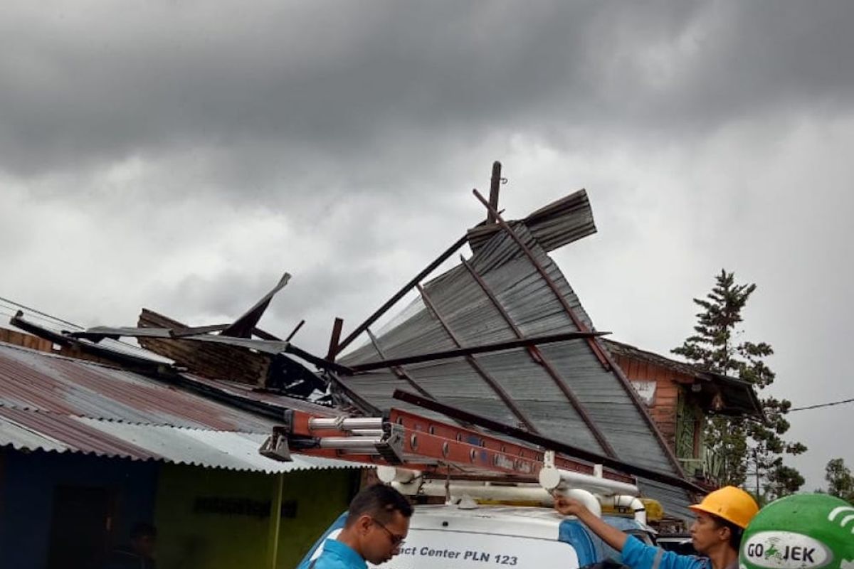 Lima rumah warga Jambu Aia Agam rusak akibat angin
