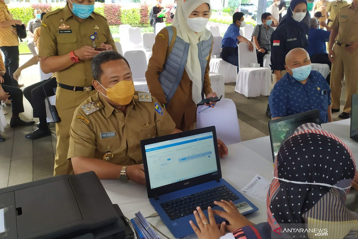 Pejabat hingga tokoh agama jalani vaksinasi di Balai Kota Bandung