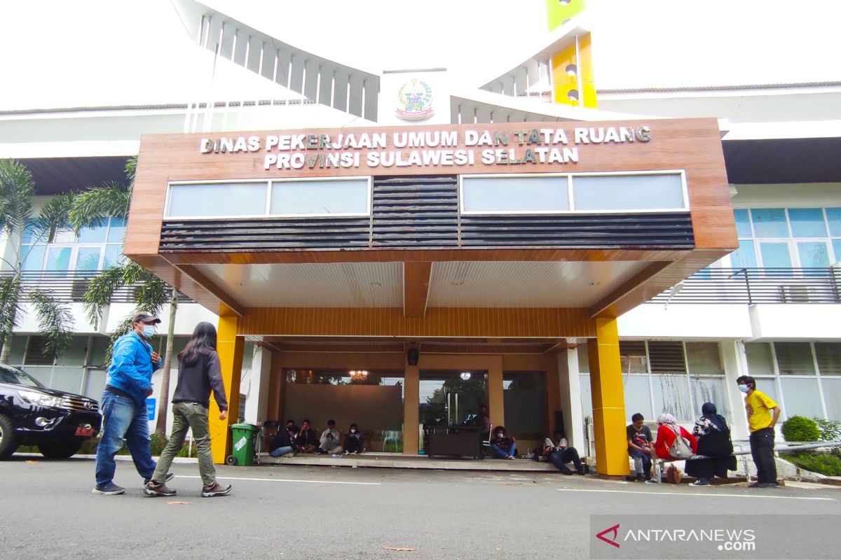 Enam penyidik KPK geledah Kantor PUTR Sulawesi Selatan