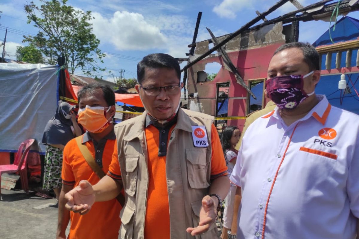 PKS Banjarmasin salurkan paket sembako untuk korban kebakaran di Palambuan