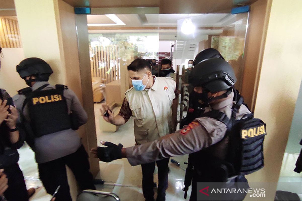 Penyidik KPK bawa tiga koper dari Kantor PUPR Sulawesi Selatan
