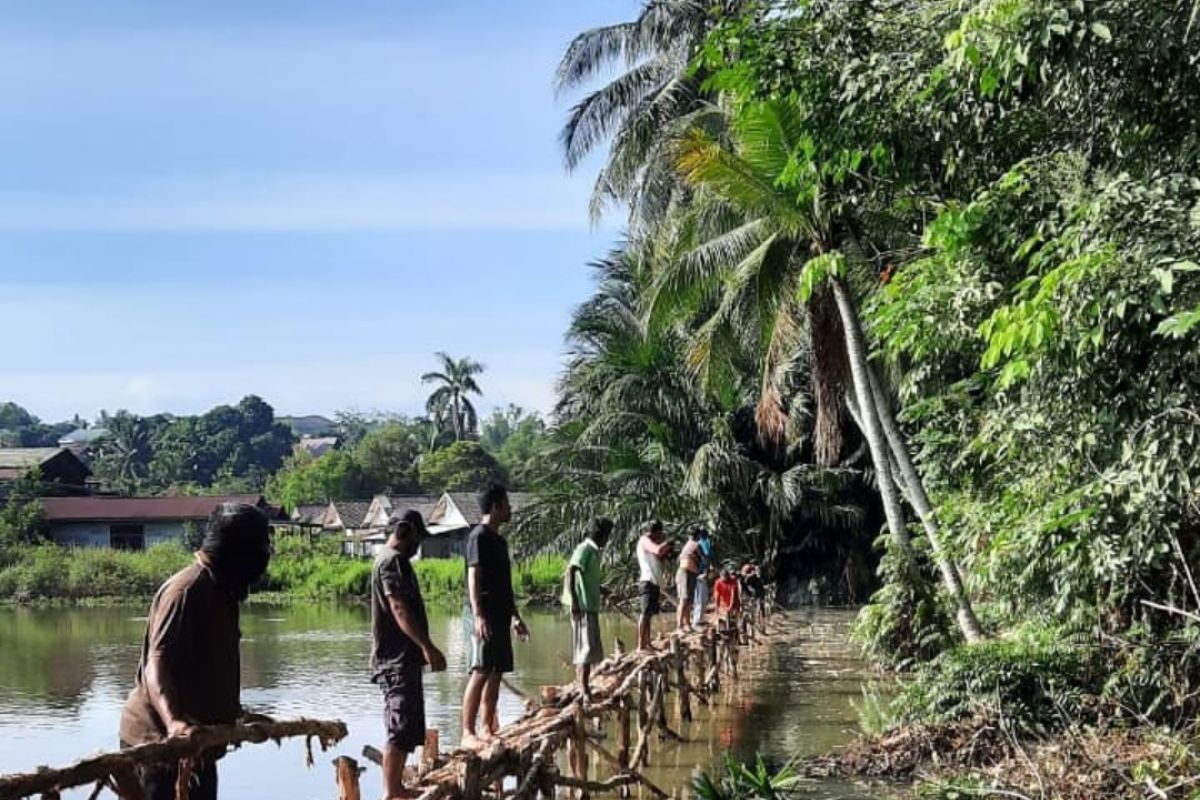 Dukung Ekonomi Kreatif, Warga RT 23 Gotong Royong Buat Kolam Pemancingan