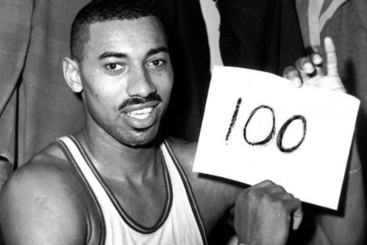 59 tahun lalu, Chamberlain cetak skor 100 saat Warriors tekuk Knicks