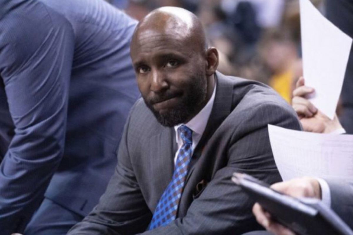 Hawks pecat pelatih kepala Lloyd Pierce