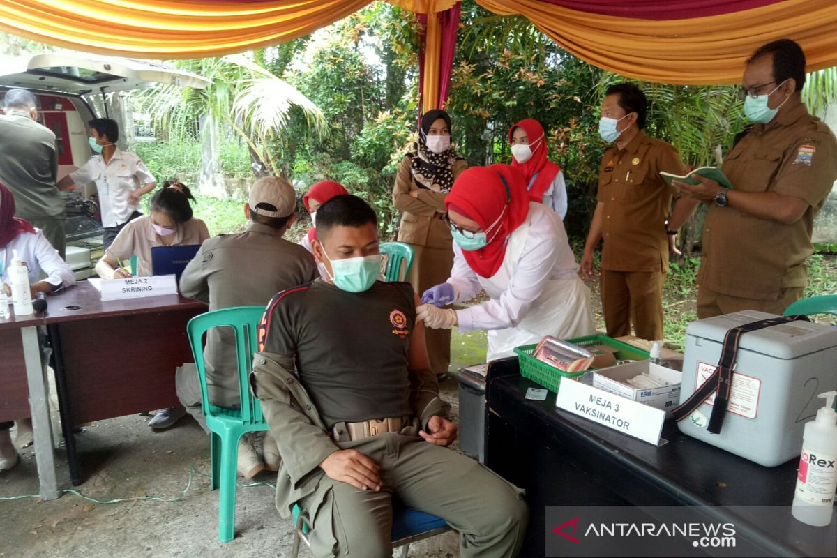 Palembang mulai memvaksinasi COVID-19 petugas  pelayanan publik