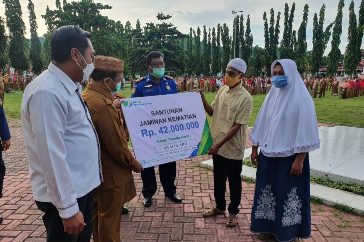 BPJAMSOSTEK serahkan santunan kematian ahli waris petugas Damkar Boalemo