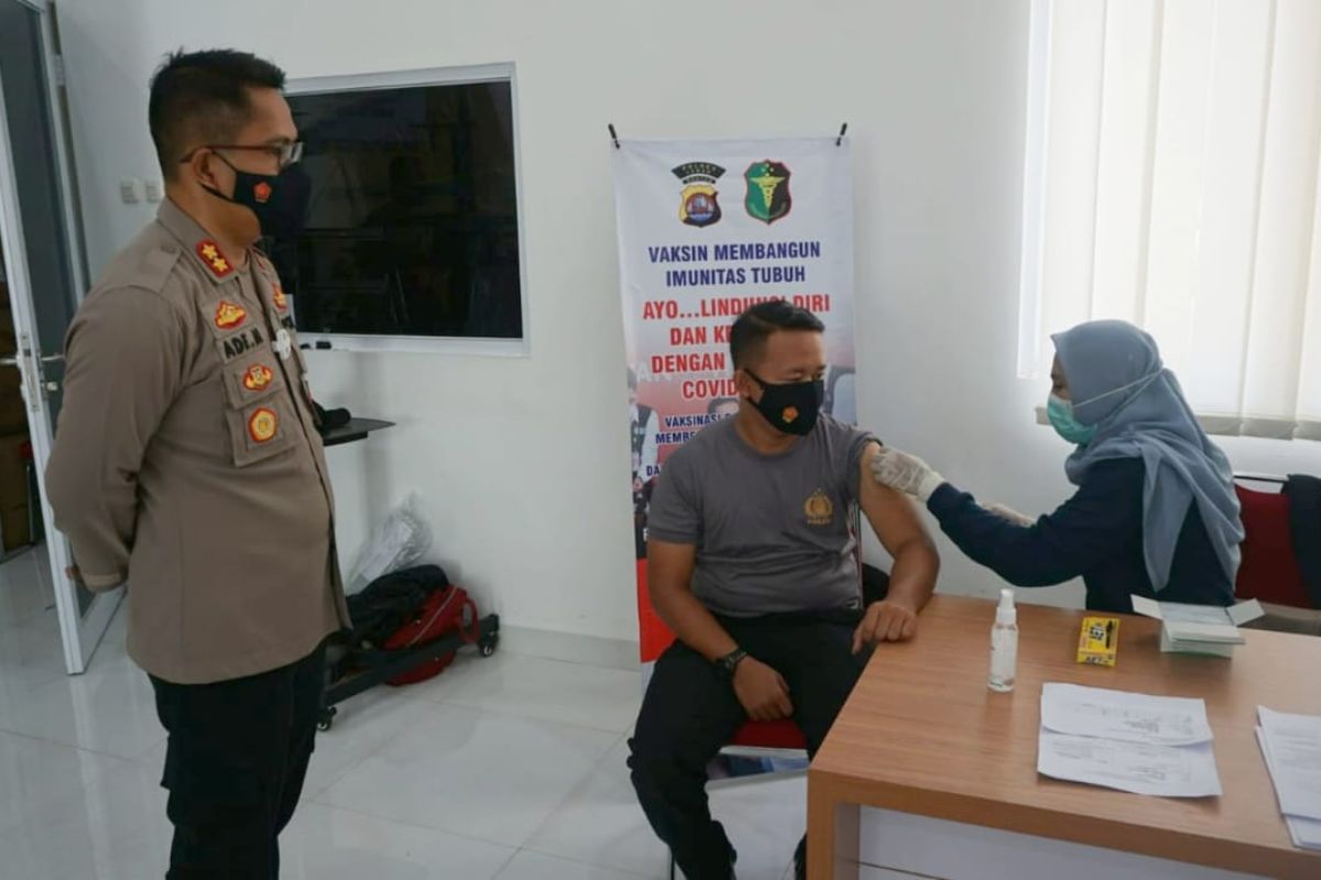 1.292 petugas kepolisian dan TNI  jalani vaksinasi COVID-19 di Lebak