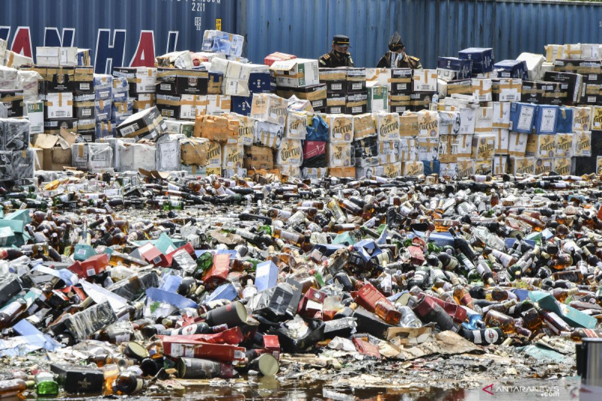 Miras cap tikus mendominasi pemusnahan barang di Bandara Manado