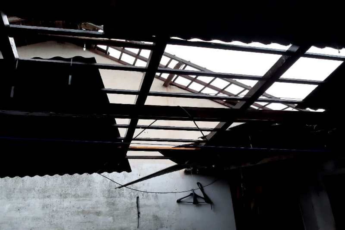 Kabupaten Magelang diterjang angin kencang, puluhan rumah rusak