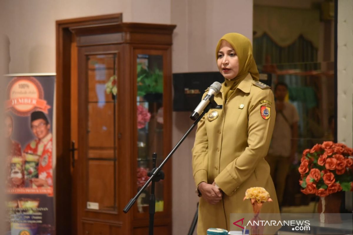 Mantan Bupati Jember Faida tanggapi pemeriksaannya oleh kejaksaan