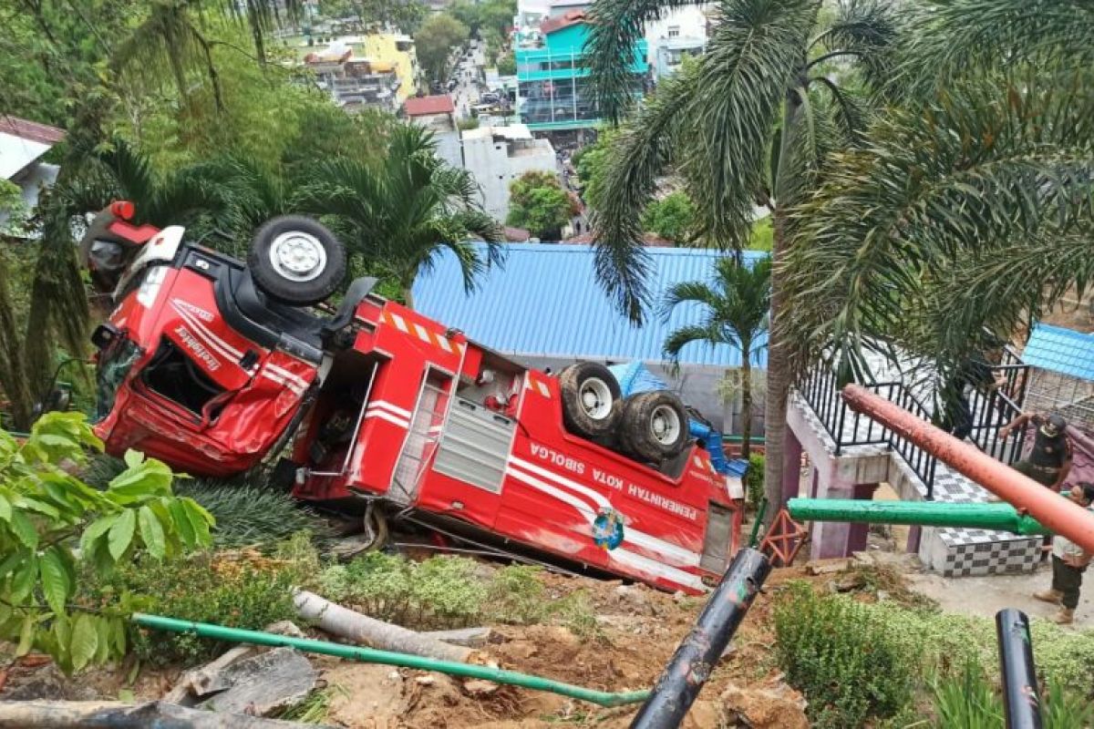 Mobil damkar milik Pemkot Sibolga terbalik, sopirnya dilarikan ke rumah sakit