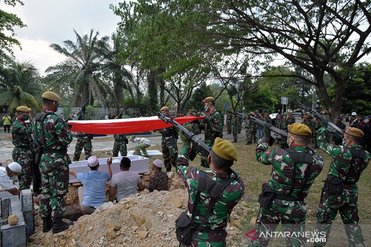 Tembakan Salvo iringi pemakaman Prajurit korban teroris MIT di Pekanbaru