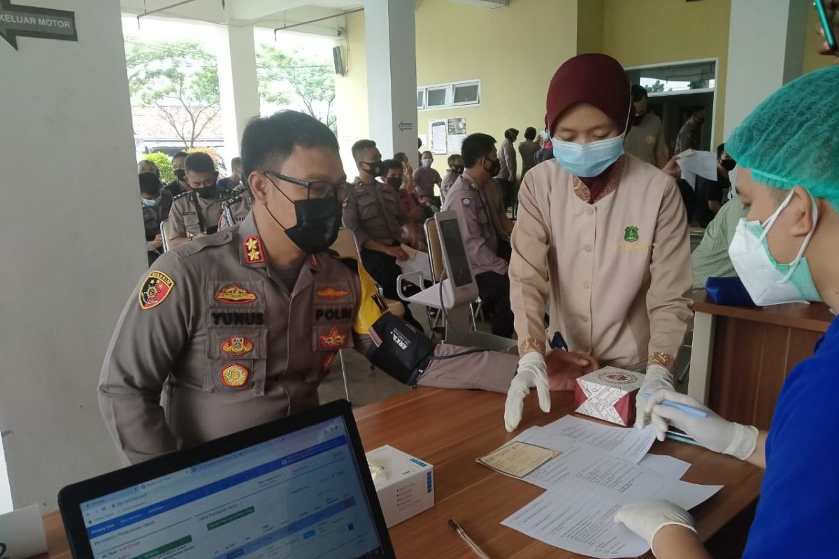 712 personel Polres Serang Kota jalani vaksinasi