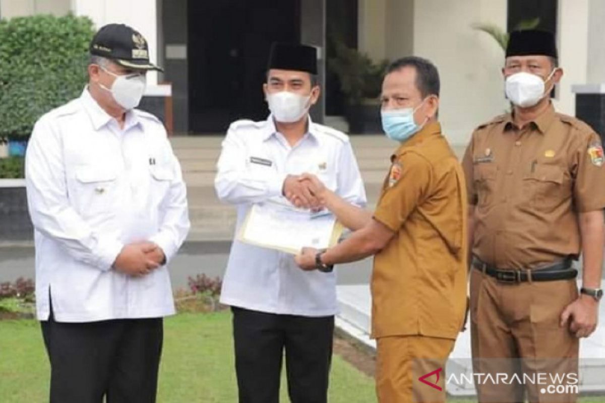 Disdukcapil serahkan KK dan KTP-el ke Wakil Wali Kota Solok