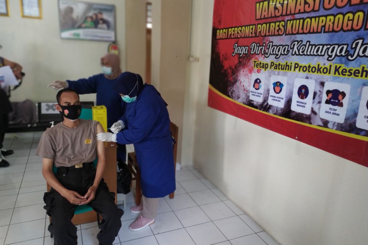 Ratusan personel Polres Kulon Progo menjalani vaksinasi