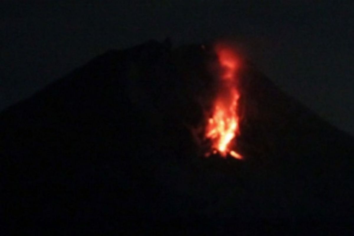 Sinabung muntahkan lava pijar 30 kali per hari, masyarakat diimbau waspada