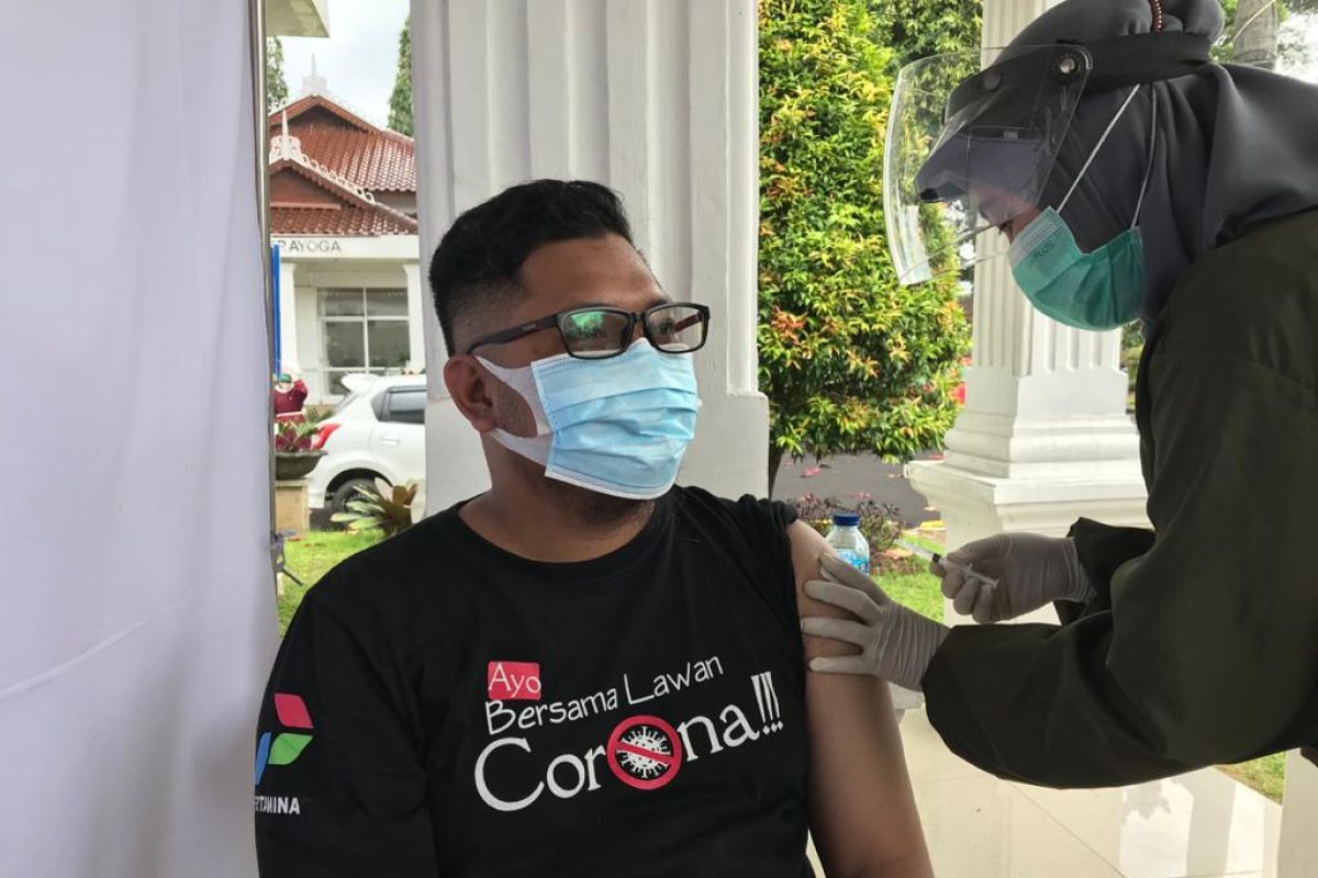 Seratusan pewarta dari berbagai media di Cianjur ikuti vaksinasi tahap pertama