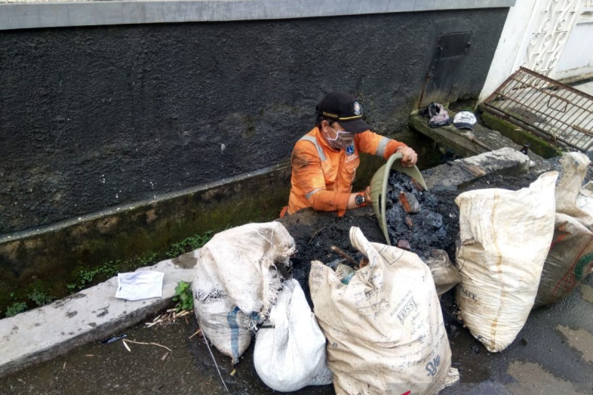 Jaksel tindaklanjuti laporan terkait bangunan berdiri di atas saluran