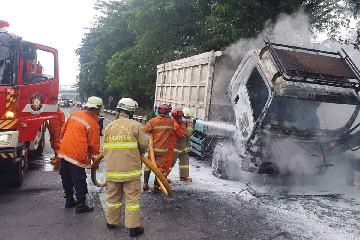 Truk boks terbakar di Tol Purbaleunyi arah Cileunyi pada Kamis dini hari