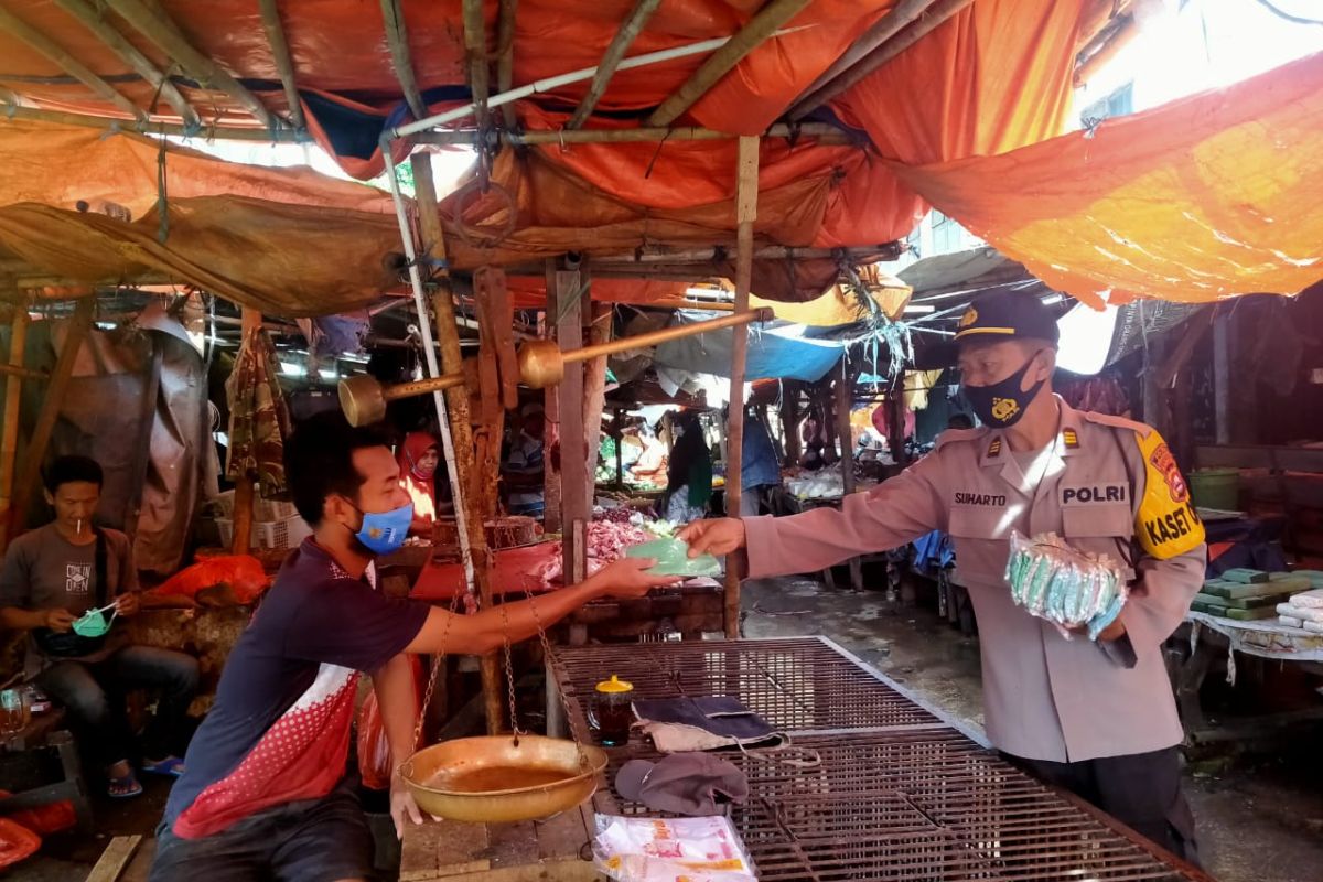 Polres Serang Kota bagikan 3.000 masker di dua pasar