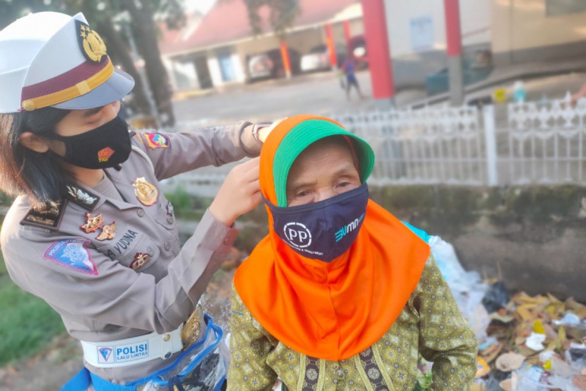 Sukseskan Kampung Sehat 2, Polwan cantik Polda NTB ini bagi masker untuk masyarakat