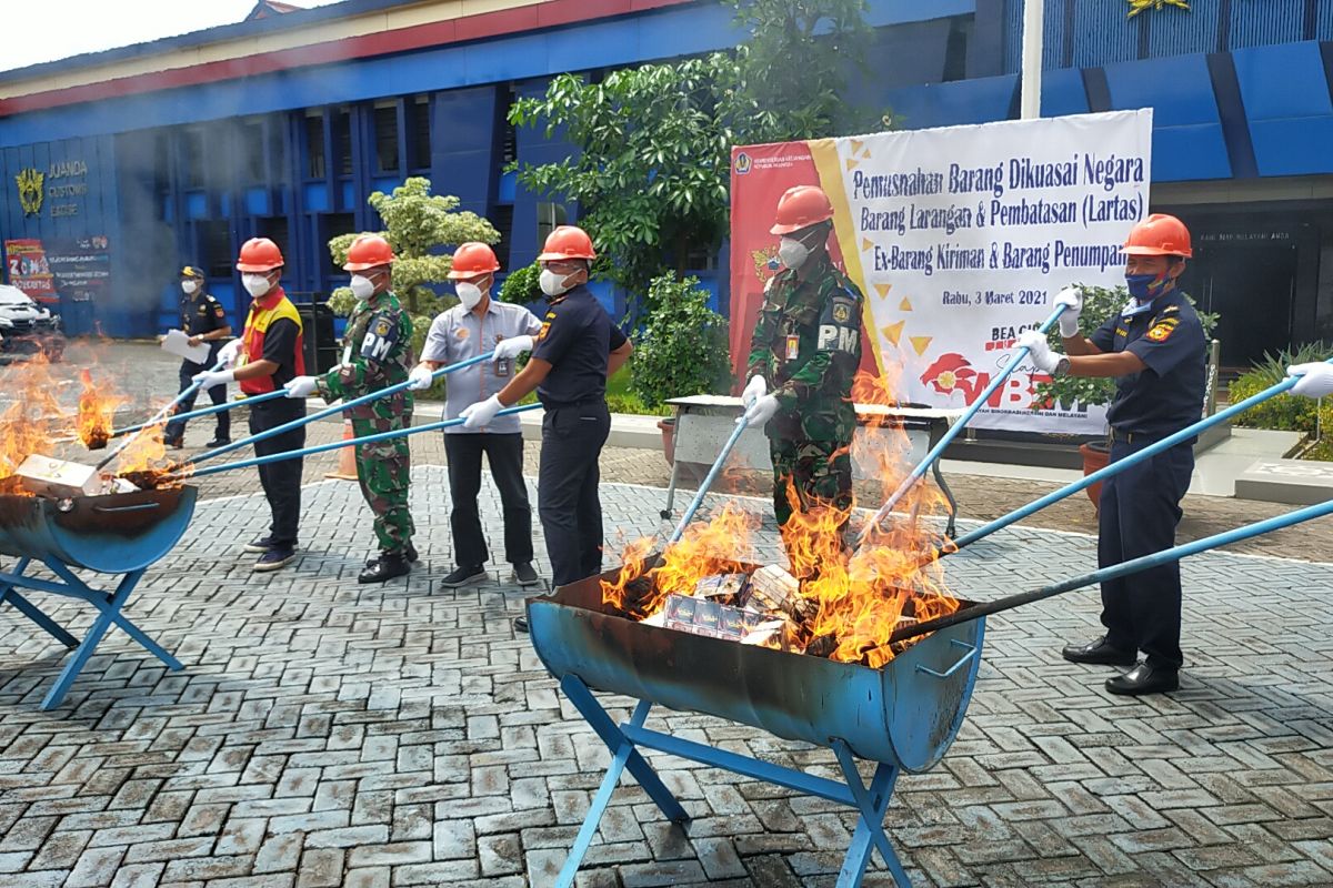 Bea Cukai Juanda musnahkan 1,2 juta batang rokok ilegal