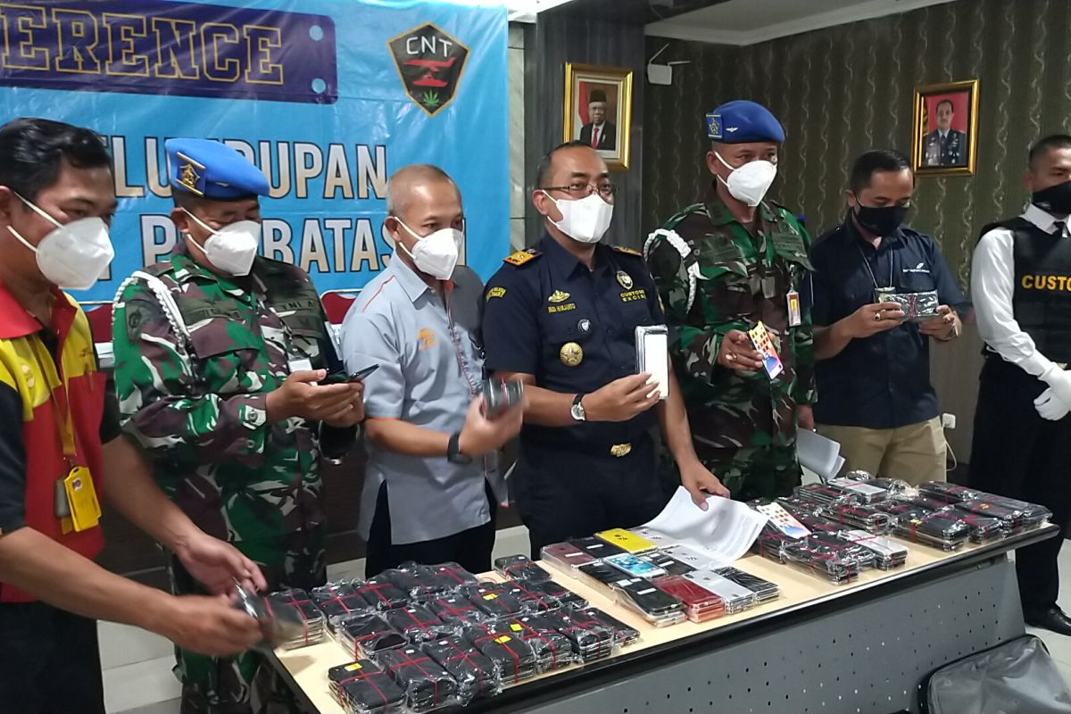 Bea Cukai Juanda gagalkan penyelundupan ponsel dari Batam