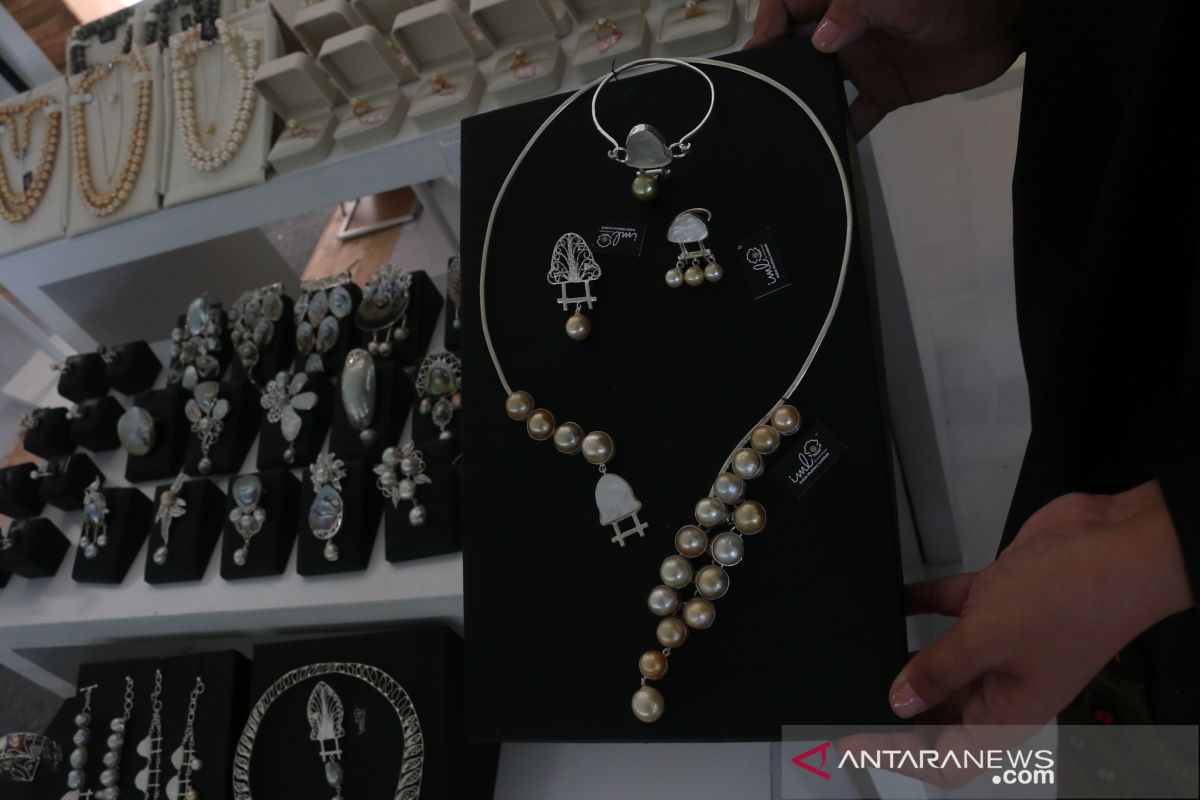 UMKM perkenalkan Rumah Lumbung Sasak lewat produk perhiasan