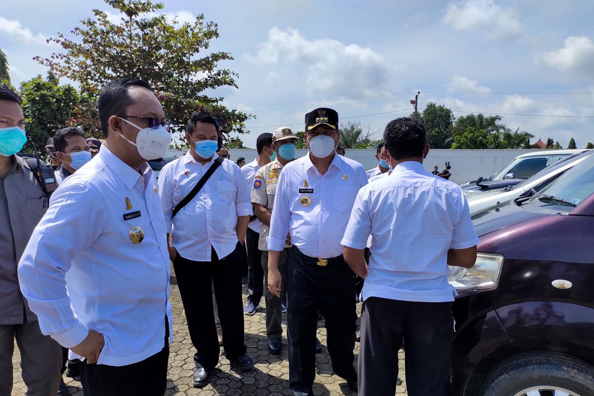 Bupati dan Wabup Lampung Tengah cek kondisi kendaraan dinas