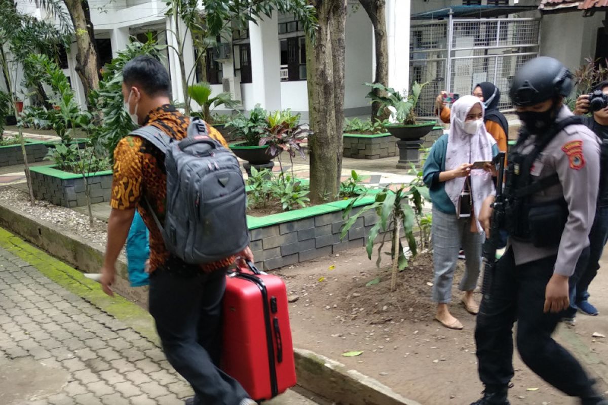 KPK bawa tiga koper dari Kantor Gubernur Sulsel Nurdin Abdullah