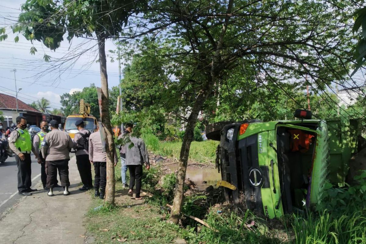 Dam truk pengangkut material Proyek KEK Mandalika masuk sawah