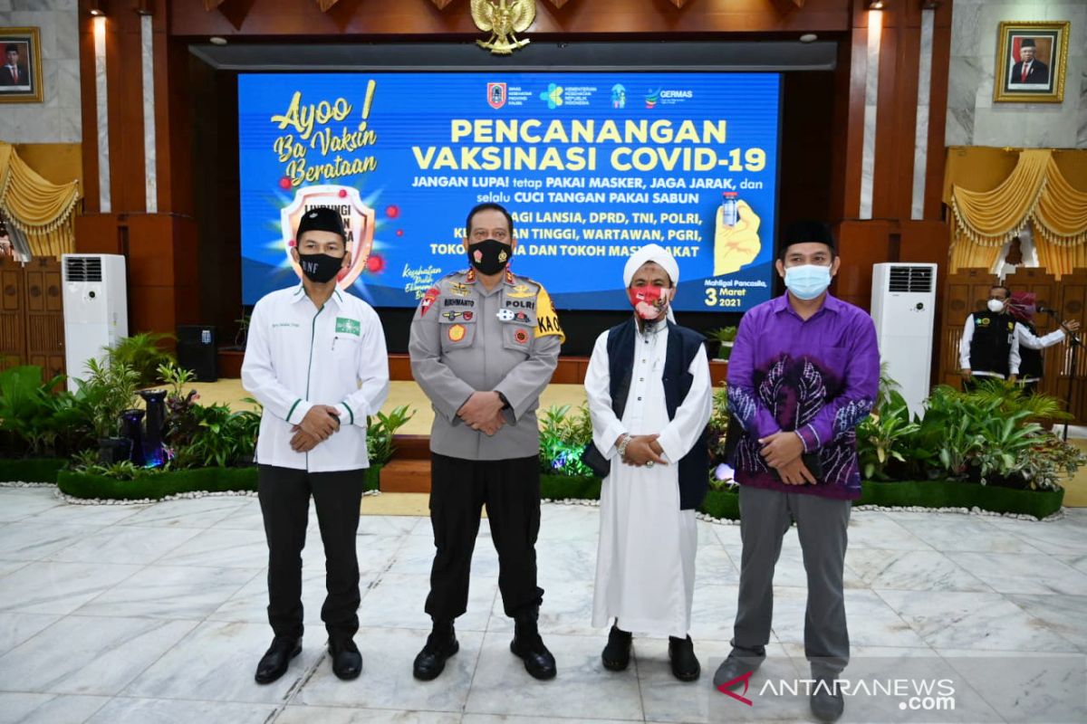 Polda Kalsel ajak 14 ulama ikuti vaksinasi COVID-19