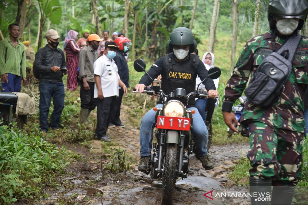 Bupati Lumajang kunjungi  warga terdampak longsor di Sawaran Kulon