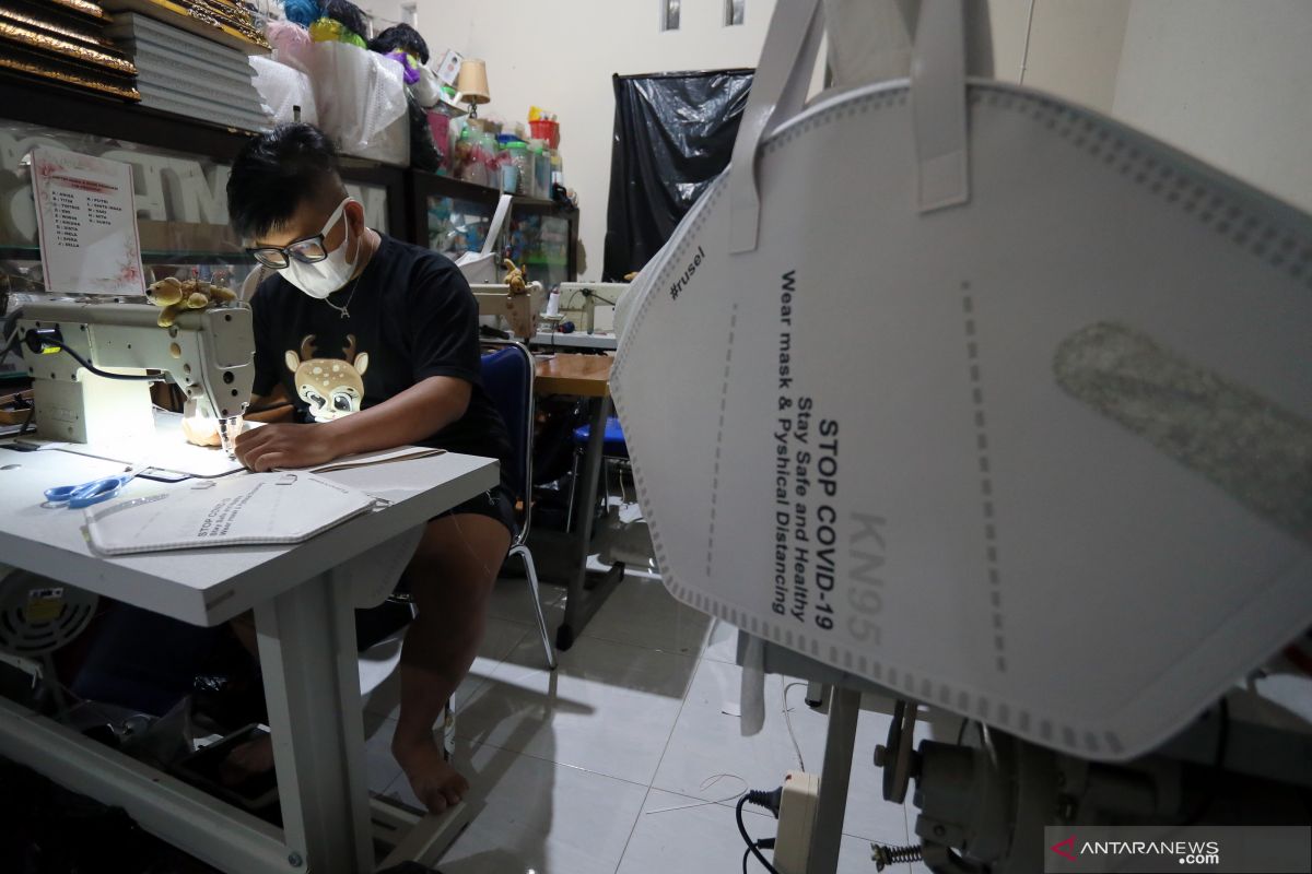 Di Indonesia, kasus  COVID-19 bertambah 5.455 orang disertai 4.850 pasien sembuh