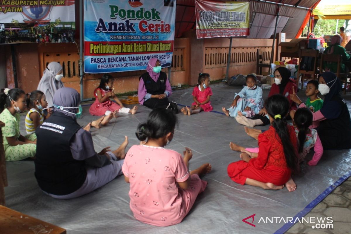 Mobil KaCa UMM hibur anak-anak korban longsor Nganjuk