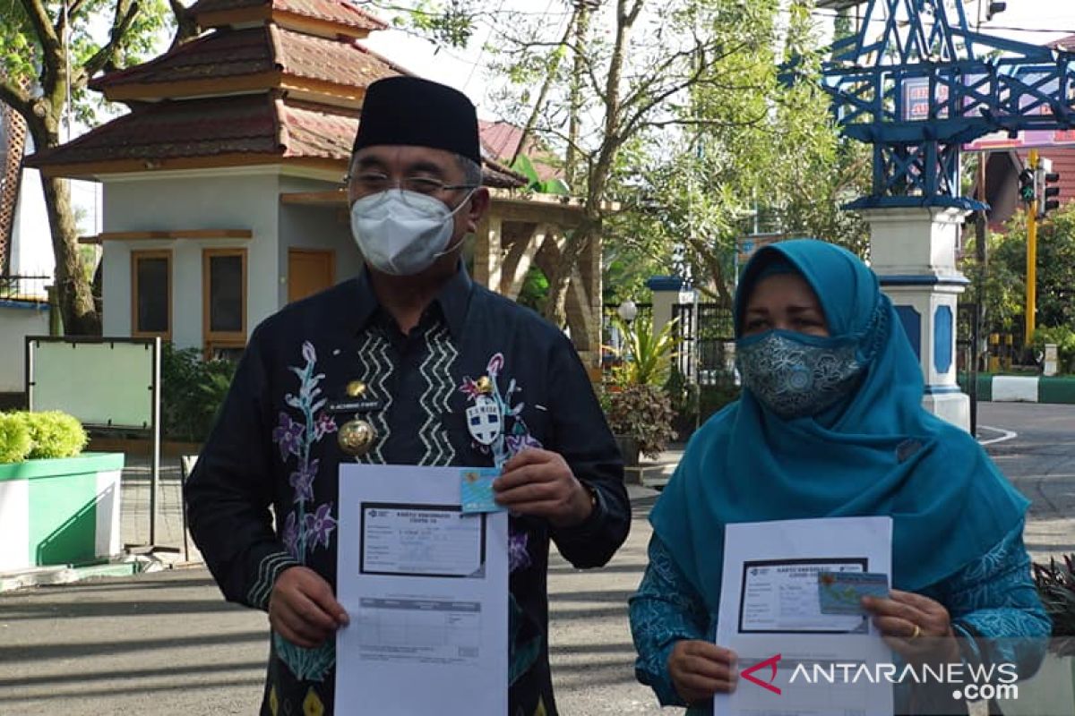 Bupati HSS dan istri penerima vaksin COVID-19 untuk usia di atas 60 tahun