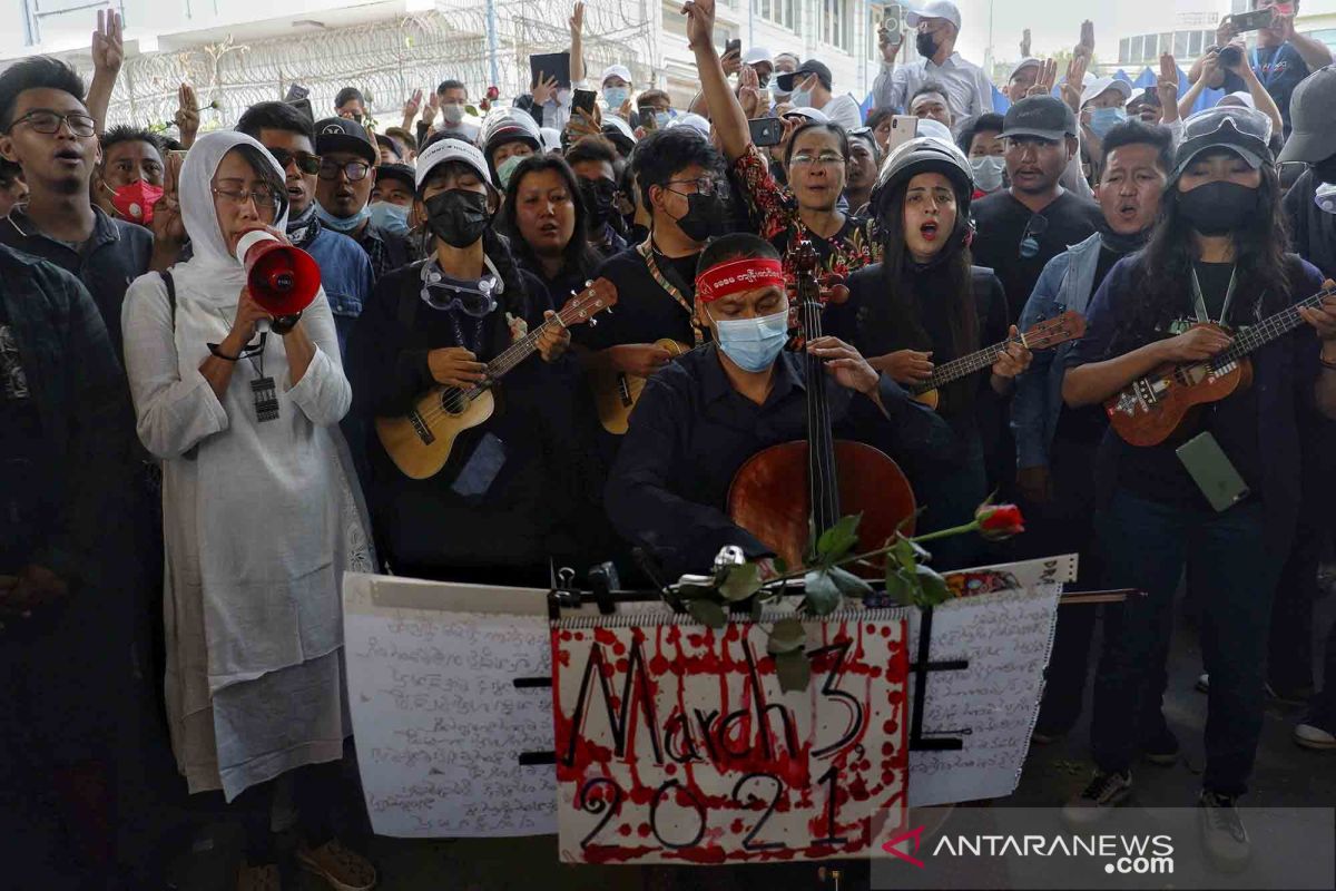 Demonstrans turun ke jalan-jalan Myanmar pasca penggerebekan