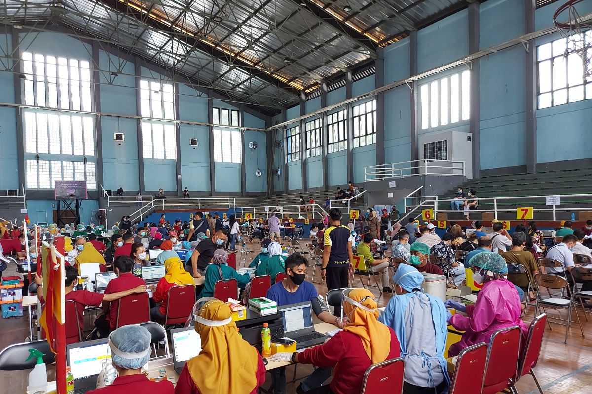 Ratusan pedagang ikuti vaksinasi COVID-19 di GOR Kota Tangerang