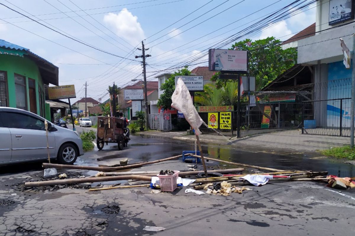 Drainase Jalan Jambon Yogyakarta meluap sebabkan jalan rusak