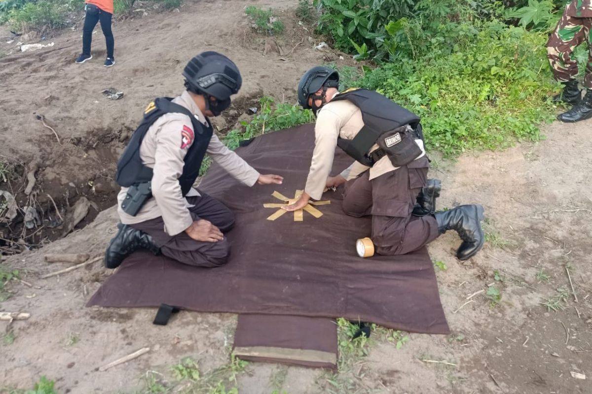Tim Gegana Polda NTB evakuasi granat temuan nelayan di sungai Sumbawa