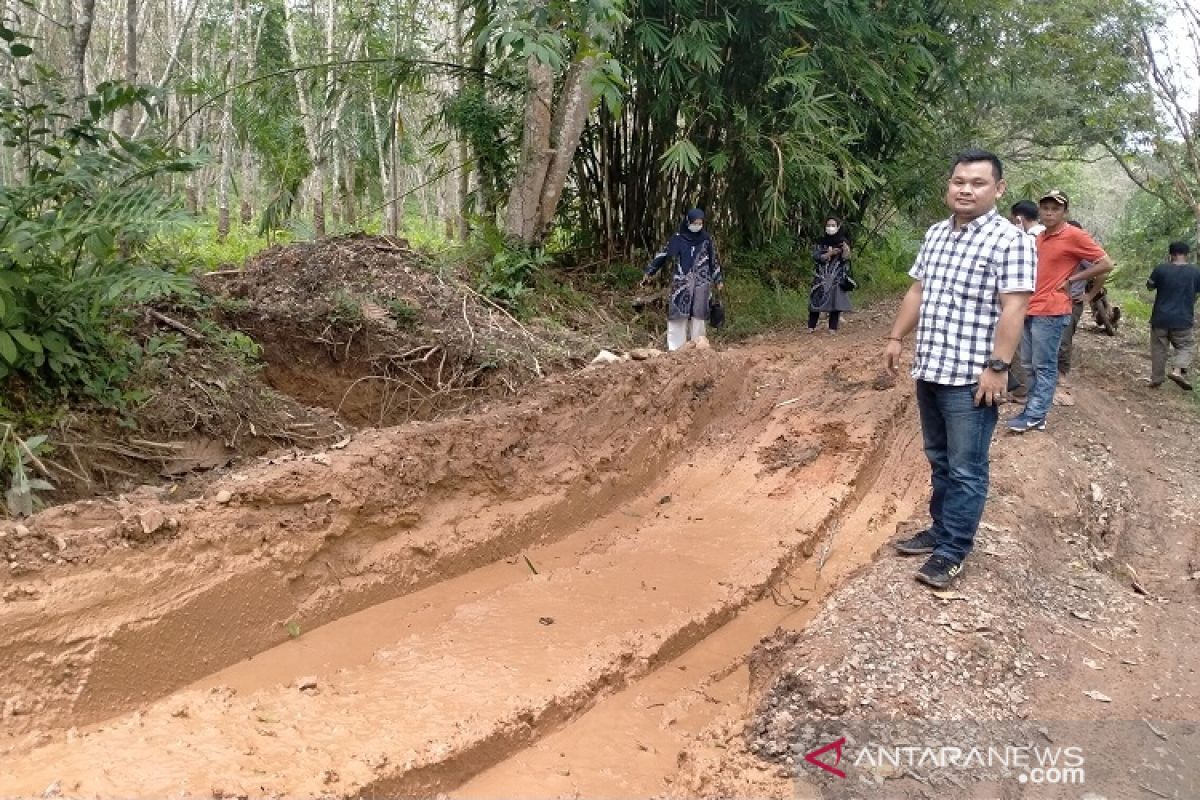 Jalan penghubung lima desa di OKU  rusak parah