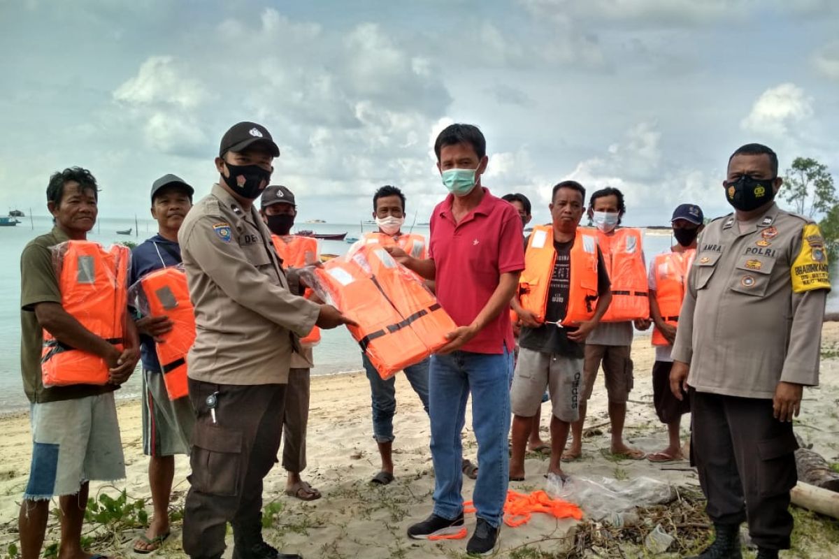 Polres Bangka Barat bantu perlengkapan nelayan di Desa Belolaut