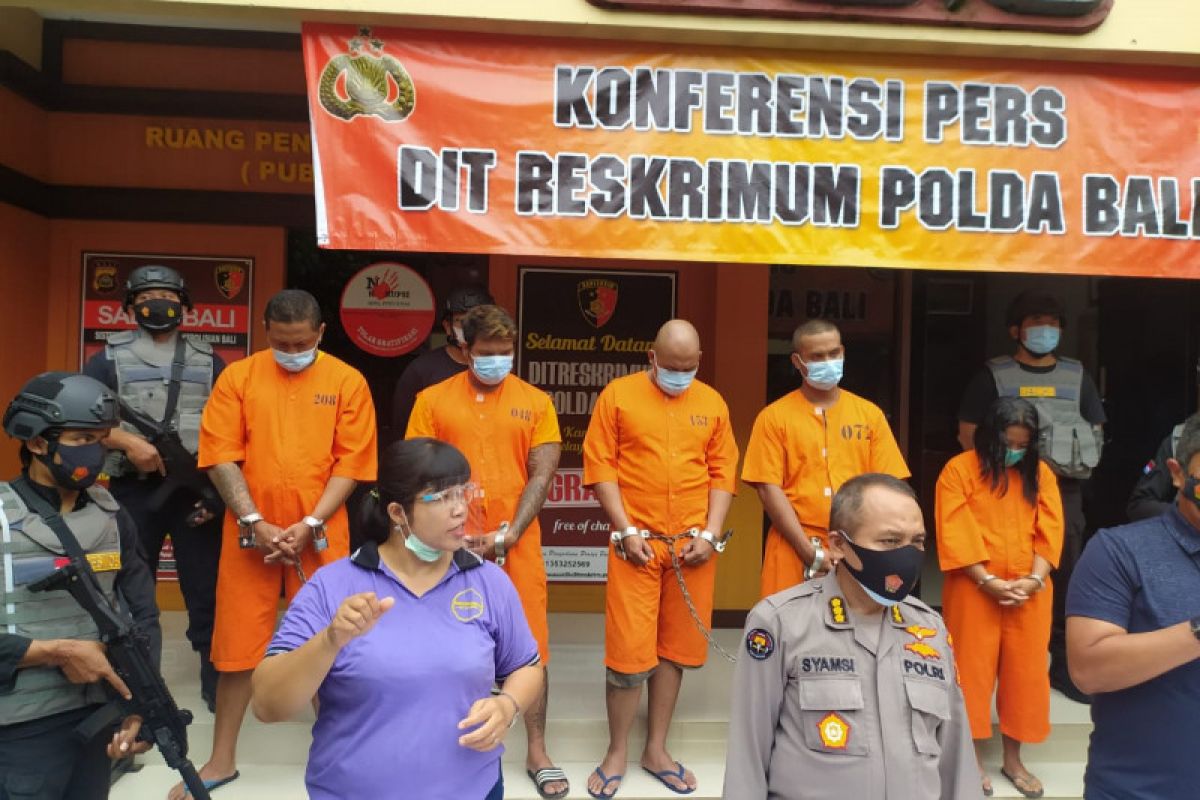 Empat preman yang peras dan ancam lakukan penembakan ditangkap polisi