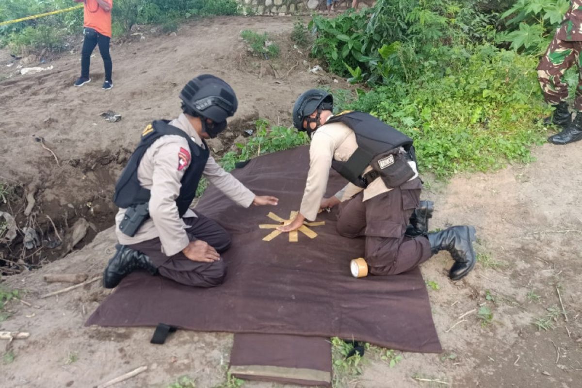 Tim Jibom Subden 3 Gegana Satuan Brimob Sumbawa evakuasi granat di Bawah jembatan Sungai Brang Bara