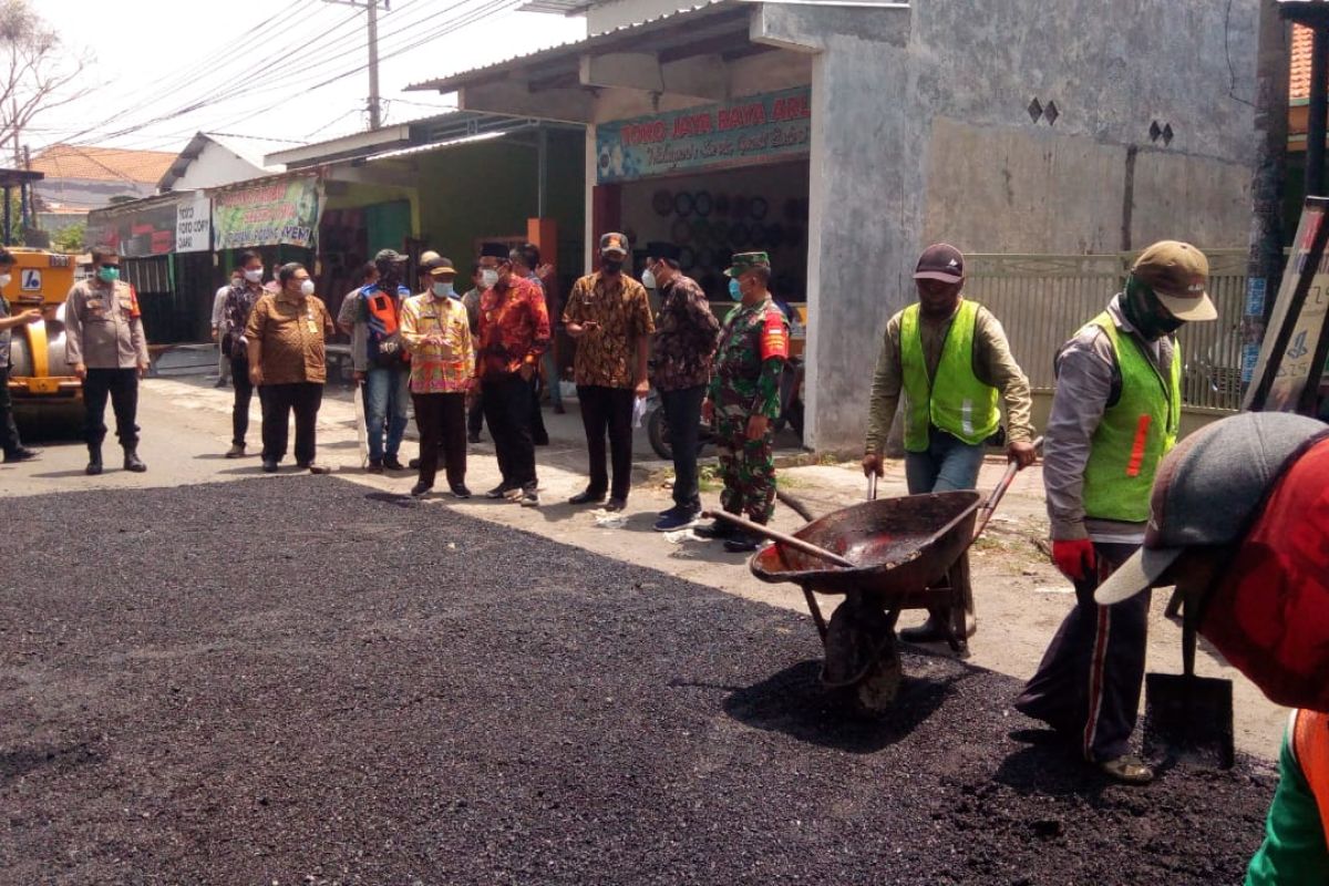 Bupati Sidoarjo perintahkan para camat segera perbaiki jalan rusak