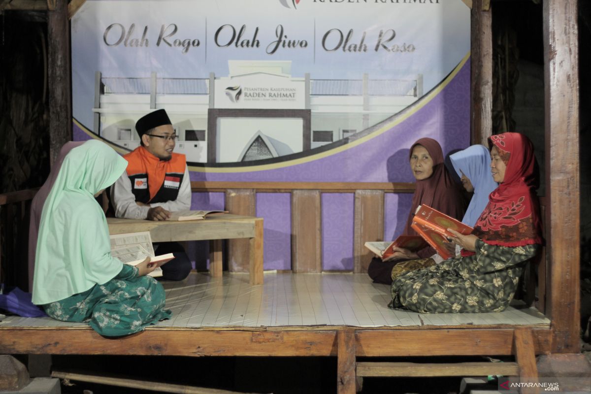 Elderly learn about religion at Raden Rahmat Islamic Boarding School