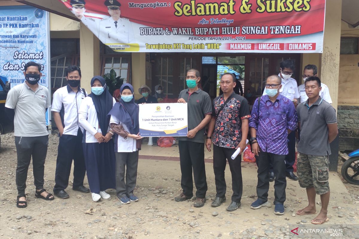 Hasnur Group bantu pembangunan Huntara dan MCK untuk warga HST