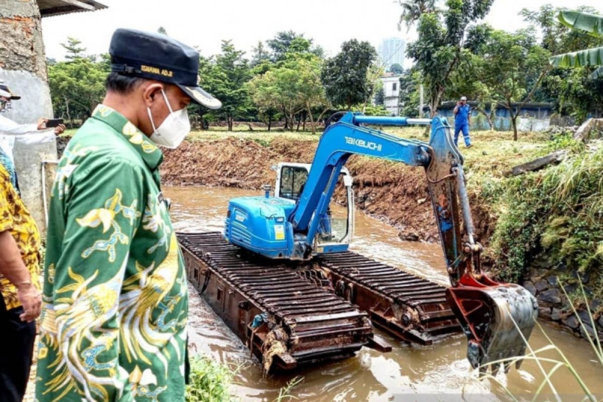 Dinas SDA Jaksel keruk lumpur di Kali Grogol