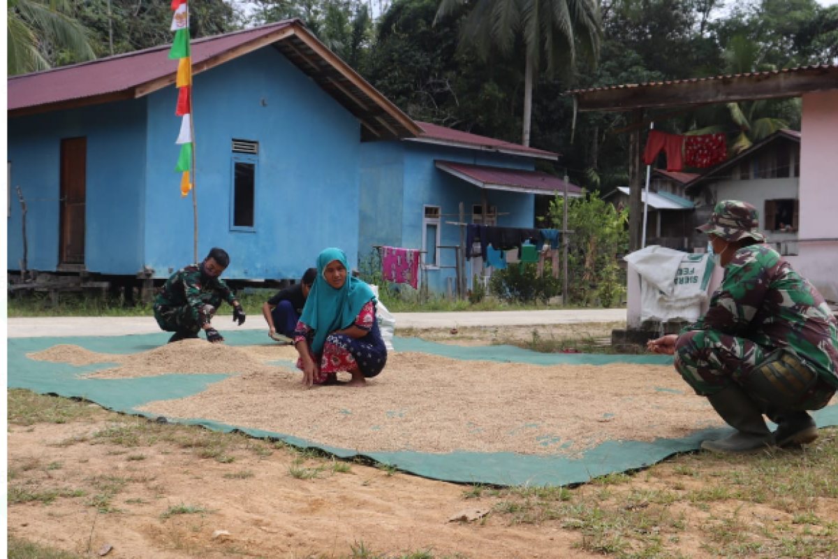 Para Petani terbantu dengan pembangunan jalan TMMD Ke-110 Kodim 1206/PSB